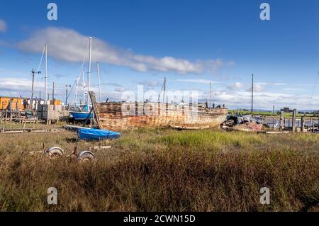 Altes Holzboot am Fluss Stockfoto