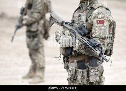 Soldaten mit Sturmgewehr und Flagge der Türkei auf Militäruniform. Collage. Stockfoto