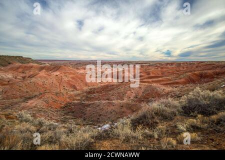 Arizona Painted Desert Petrified Forest National Park malerische Landschaft mit einem Stauben von Schnee an einem sonnigen Wintertag Stockfoto