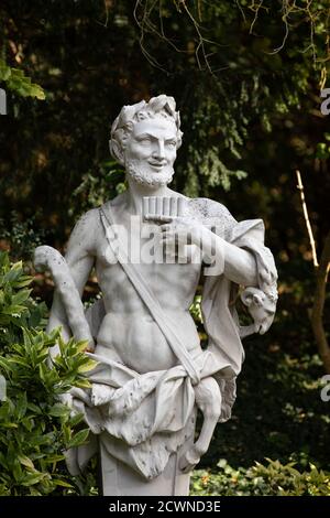 Statuen in den Gärten von Waddesden Manor, Buckinghamshire, Großbritannien Stockfoto