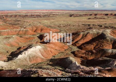 Arizona Painted Desert Petrified Forest National Park malerische Landschaft mit einem Stauben von Schnee an einem sonnigen Wintertag Stockfoto