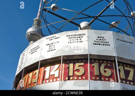 Berlin, Deutschland, Deutschland, Hauptstadt, Hauptstadt, ,Gebäude, Uhr, Uhr, Designer Erich John, Urania-Weltzeihr, Weltzeituhr, Stockfoto