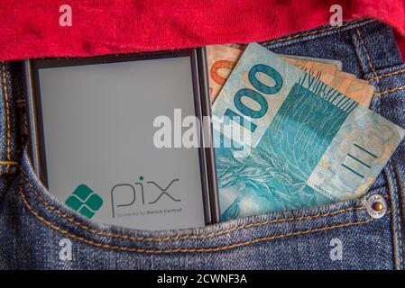 Florianopolis, Brasilien. 28/09/2020: Nahaufnahme des Pix-Logos auf dem Smartphone-Bildschirm in der Jeans-Tasche. Pix ist ​​the neue brasilianische elektronische Zahlungssystem. Br Stockfoto