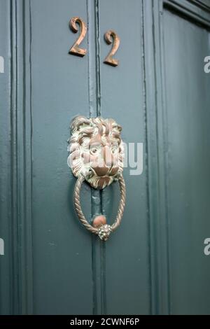 Tür Nr. 22 mit einem Löwenkopf-Klopfer aus Messing. Stockfoto