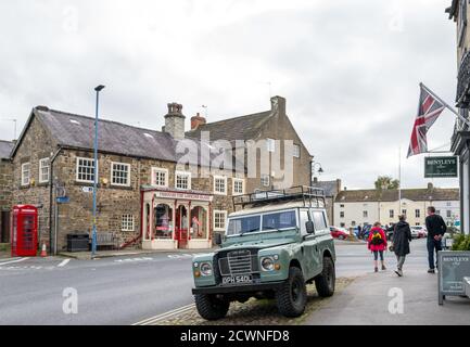 Britische Ikonen, Landrover Defender und eine rote Telefonbox. Stockfoto