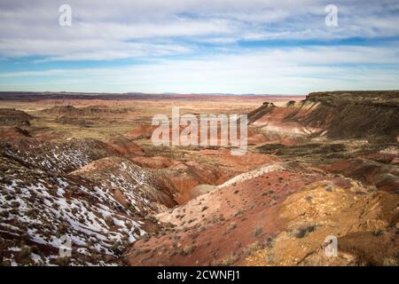 Winter In Der Wüste. Leichtes Staubwischen von Schnee an einem Aussichtspunkt im Painted Desert National Park in der Nähe von Holbrook, Arizona. Stockfoto