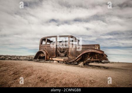 Verlassene Autos in der amerikanischen Südwestwüste im Petrified Forest Painted Desert National Park. Stockfoto