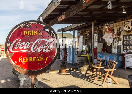 Hackberry, Arizona, USA - 17. Februar 2020: Vintage Drink Coca Cola Schild an einem historischen Route 66 General Store auf einem abgelegenen Arizona Highway. Stockfoto