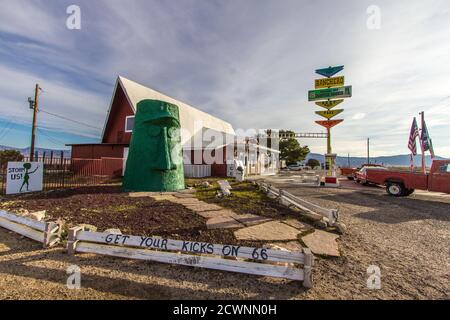Walapai, Arizona, USA - Roadside Wahrzeichen Giganticus Headicus an einer kleinen Tankstelle und General Store entlang der historischen Route 66 in der Arizona Wüste. Stockfoto