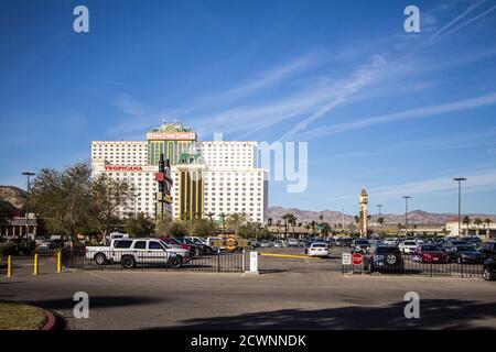 Laughlin, Nevada, USA - 17. Februar 2020: Verkehr auf dem Laughlin Strip mit dem Tropicana Resort im Hintergrund. Stockfoto