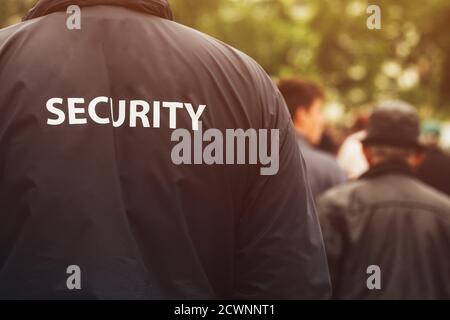 Sicherheitsbeamter der Torwache bei öffentlichen Veranstaltungen in Uniform Stockfoto