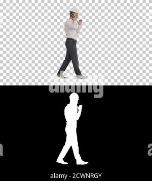 Architekt spricht am Telefon während des Gehens, Alpha Channel mit Stockfoto