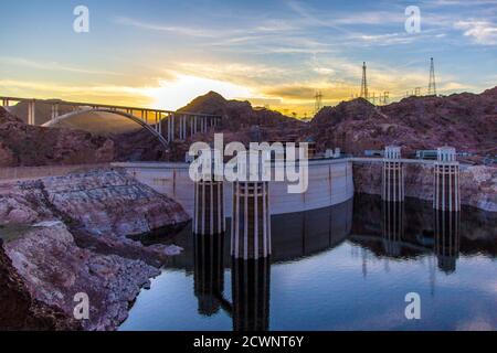 Hoover Dam Sonnenuntergang Panorama. Blick auf den Hoover Dam und die Mike O Callaghan und Pat Tillman Memorial Bridge bei Sonnenuntergang an der Grenze zu Nevada Arizona. Stockfoto