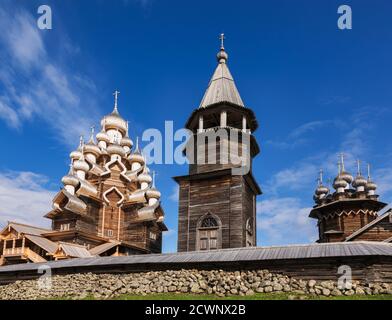 17. Jahrhundert Holzkirche der Verklärung mit Belfried und Kirche der Fürbitte der Jungfrau in Kizhi Pogost Historische Stätte auf Kizhi ist Stockfoto