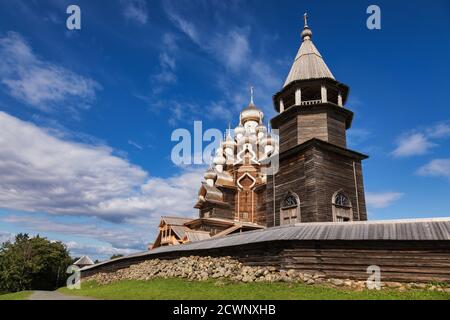 17. Jahrhundert hölzerne Kirche der Verklärung und Glockenturm an Kizhi Pogost historische Stätte auf Kizhi Insel, See Onega, als UNESCO Welt H aufgeführt Stockfoto