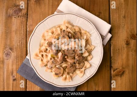 Butterfly Pasta mit Pilzen und Parmesan Sauce. Typisch italienische Küche aus dem Süden. Draufsicht. Oben. Speicherplatz kopieren. Stockfoto