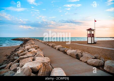 Atemberaubende Aussicht vom Strand bei Sonnenuntergang Stockfoto