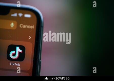 Die TikTok-Anwendung ist auf einem iPhone 11 Pro max in dieser Abbildung in Warschau, Polen am 29. September 2020 zu sehen. Die TikTok App wird gebann Stockfoto