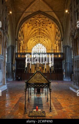 England, Hampshire, Winchester, Winchester Cathedral, St. Smithun's Shrine Memorial Stockfoto