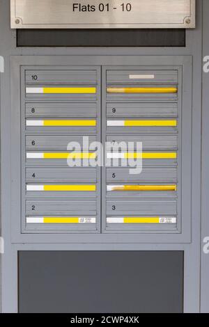 Eine Nahaufnahme eines kommunalen Briefkastens auf dem Außenansicht eines Wohnblocks oder Wohnblocks Stockfoto