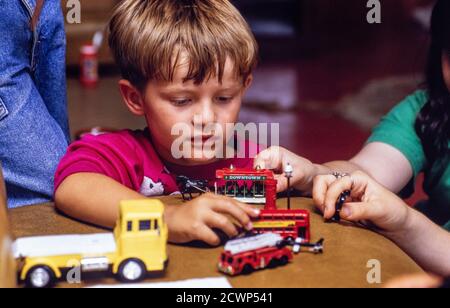 Bosnische Flüchtlingskinder werden in Northampton betreut. 17. August 1992. Foto: Neil Turner Stockfoto