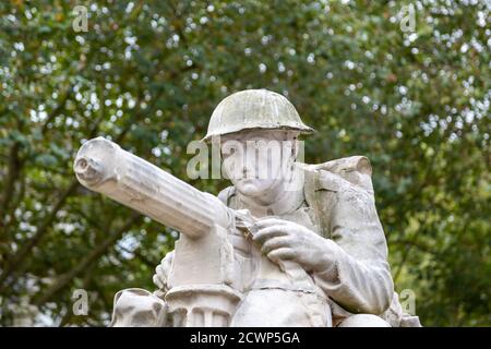 Eine Nahaufnahme der Statue eines zwei-Maschinengewehrschützen aus dem Weltkrieg, ein Teil eines Kriegsdenkmals Stockfoto