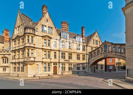 OXFORD CITY ENGLAND EINGANG ZUR NEUEN COLLEGE LANE UND AUSSICHT DER HERTFORD BRÜCKE ODER SEUFZERBRÜCKE Stockfoto