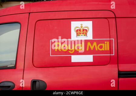 Die Seite eines Royal Mail Lieferwagens zeigt die Logo Stockfoto