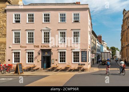 OXFORD CITY ENGLAND DIE KÖNIGE WAFFEN PUB ODER ÖFFENTLICHES HAUS AN DER ECKE DER PARKSTRASSE UND HOLYWELL Stockfoto
