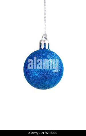 Hängende Weihnachten und Neujahr blaue Kugel isoliert auf weiß. Stockfoto