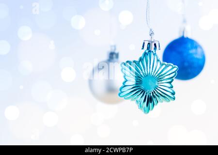 Hängende Weihnachten und Neujahr Ornamente über Blue defokussed Hintergrund. Stockfoto