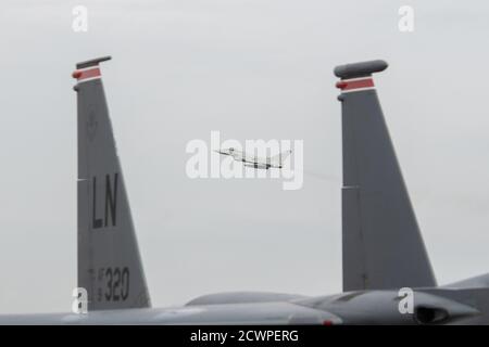 Ein RAF Eurofighter Typhoon hebt von der RAF Coningsby in Lincolnshire hinter einem US Air Force (USAF) F-15E Strike Eagle von der RAF Lakenheath in Suffolk ab, als Teil einer Trainingsübung, wobei die von der USAF als "Agile Combat Employment" (ACE) bezeichnet wird. Stockfoto