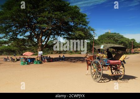 Eine von Pferden gezogene Rikscha im alten Bagan Myanmar Stockfoto