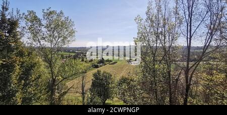 Panorama von parma grünen emilianischen Hügeln von torrechiara Burg in sonnigen Tag. Hochwertige Fotos Stockfoto