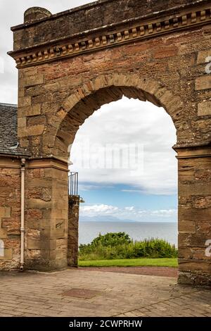 Torbogen mit Blick auf den Firth of Clyde im Culzean Castle und Country Park in Ayrshire, Schottland Stockfoto