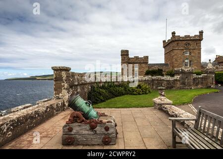 Culzean Castle ist ein Schloss mit Blick auf den Firth of Clyde, in der Nähe von Maybole, Carrick, an der schottischen Küste von Ayrshire. Stockfoto