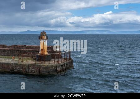 Ardrossan Leuchtturm bewacht den Hafen Eingang zum Ardrossan Hafen am Firth of Clyde, North Ayrshire, Schottland. Stockfoto