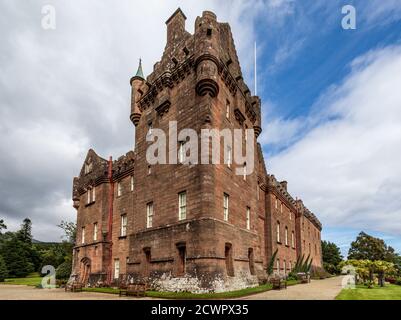 Brodick Castle steht in einer erhöhten Position am Fuße des Goatfell Berges auf der Isle of Arran, Schottland. Stockfoto