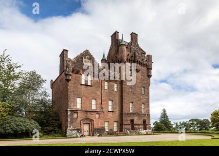 Brodick Castle steht in einer erhöhten Position am Fuße des Goatfell Berges auf der Isle of Arran, Schottland. Stockfoto