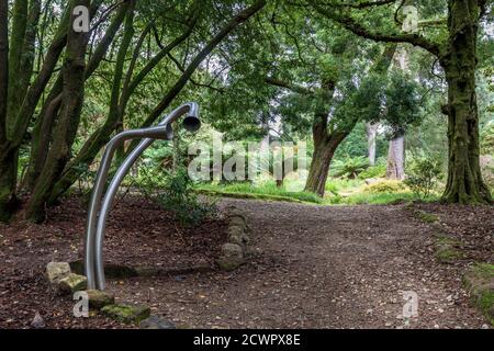 Die Skulptur Silver Talking Tube, Teil einer Kunstinstallation mit Silbermotiven, befindet sich auf dem Gelände von Brodick Castle, Isle of Arran, Schottland. Stockfoto