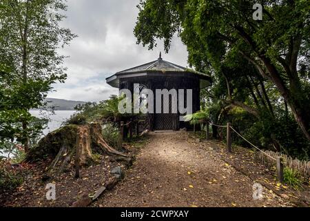 Ein bayrisches Sommerhaus, gelegen auf dem Gelände von Brodick Castle, Garden and Country Park, Isle of Arran, Schottland. Stockfoto