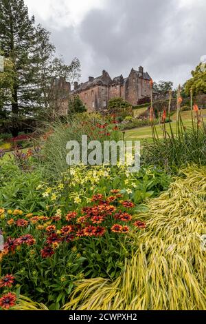 Brodick Castle steht in einer erhöhten Position am Fuße des Goatfell Berg auf der Insel Arran, Schottland. Stockfoto