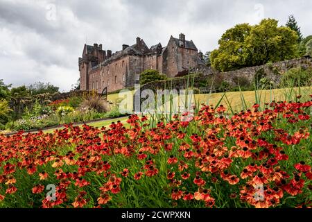 Brodick Castle steht in einer erhöhten Position am Fuße des Goatfell Berg auf der Insel Arran, Schottland. Stockfoto