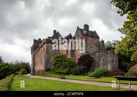 Brodick Castle steht in einer erhöhten Position am Fuße des Goatfell Berg auf der Insel Arran, Schottland. Stockfoto