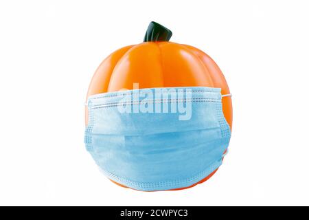 Kunststoff orange Halloween Kürbis mit blauen OP-Maske isoliert auf Weißer Hintergrund Stockfoto