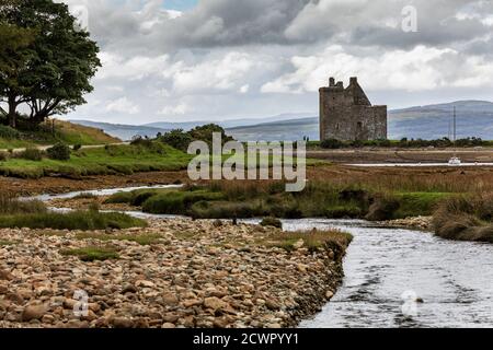 Lochranza Castle, ein Turmhaus aus dem 13. Jahrhundert, liegt am Strand neben Lochranza Harbour auf der Isle of Arran, Schottland. Stockfoto