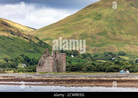 Lochranza Castle, ein Turmhaus aus dem 13. Jahrhundert, liegt am Strand neben Lochranza Harbour auf der Isle of Arran, Schottland. Stockfoto