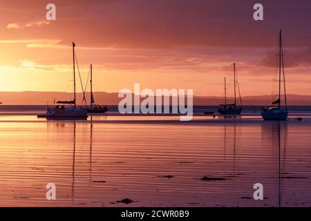 Schöner Sonnenaufgang in Lamlash Bay, Isle of Arran, im Firth of Clyde, Schottland, Großbritannien Stockfoto