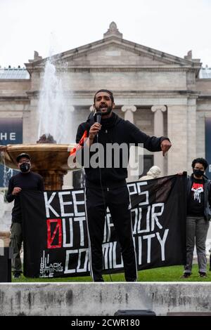 Während des Protestes hält ein Protestierender eine Rede auf den Stufen des Cleveland Museum of Art.als Reaktion auf die Präsidentschaftsdebatten in Cleveland versammelten sich Demonstranten, um gegen Präsident Donald Trump zu protestieren und Unterstützung für schwarze Leben zu zeigen. Der erste Protest begann mit Reden in Wade Lagoon, und ging mit einem marsch durch den Universitätskreis, der in Wade Lagoon endete. Stragglers von der anfänglichen Protest ging in die Innenstadt in Richtung der Kreuzung der 105th St. und Chester Ave., wo die Polizei stationiert wurden. Stockfoto