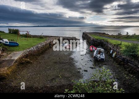 Corrie Port ist ein kleiner Hafen im hübschen Küstendorf Corrie auf der Isle of Arran, Schottland. Stockfoto